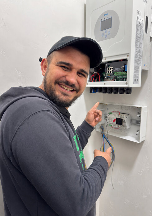 Довольный электрик